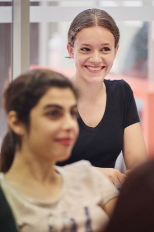 Étudiantes souriante dans la meilleure école de FLE à Lyon