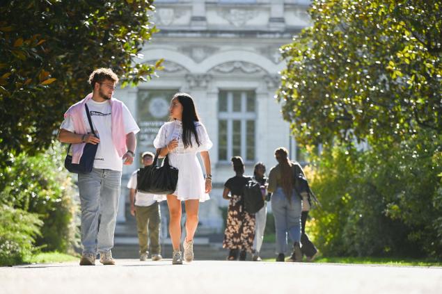 Etudiants devant le Palais universitaire UCO CIDEF